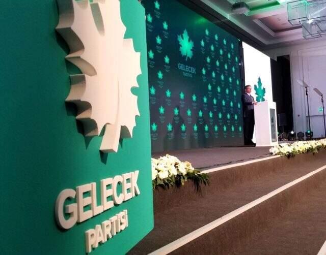 Ahmet Davutoğlu ile Nihal Olçok el ele poz verdi