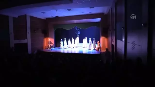 Ankara Devlet Tiyatrosu Malatya'da 'Leyla ile Mecnun' oyununu sahneledi Ankara Devlet Tiyatrosu Malatya'da 'Leyla ile Mecnun' oyununu sahneledi