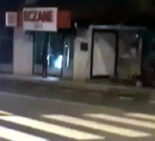 Antidepresan için eczanelerin camlarını kıran saldırgan kamerada Antidepresan için eczanelerin camlarını kıran saldırgan kamerada