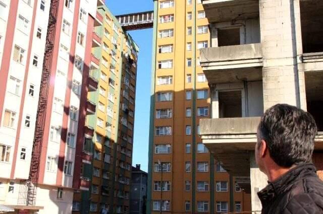Apartman sakinleri, yangından kaçmak için kurulan köprüde misafirliğe gidiyor