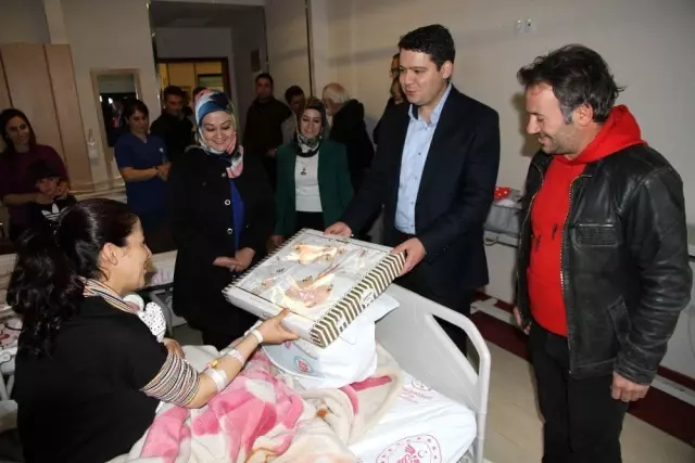 Artuklu Kaymakamı Gökpınar, ailelerin bebek heyecanına ortak oluyor Artuklu Kaymakamı Gökpınar, ailelerin bebek heyecanına ortak oluyor