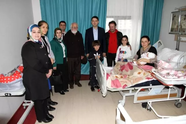 Artuklu Kaymakamı Gökpınar, ailelerin bebek heyecanına ortak oluyor Artuklu Kaymakamı Gökpınar, ailelerin bebek heyecanına ortak oluyor