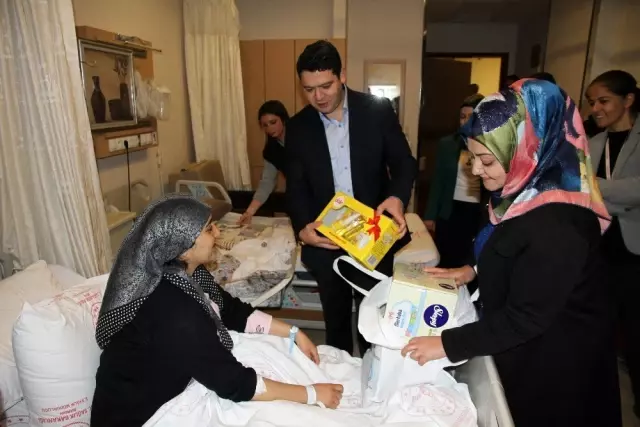 Artuklu Kaymakamı Gökpınar, ailelerin bebek heyecanına ortak oluyor Artuklu Kaymakamı Gökpınar, ailelerin bebek heyecanına ortak oluyor