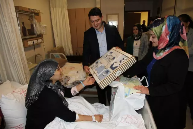 Artuklu Kaymakamı Gökpınar, ailelerin bebek heyecanına ortak oluyor Artuklu Kaymakamı Gökpınar, ailelerin bebek heyecanına ortak oluyor