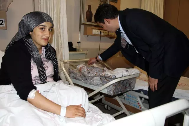Artuklu Kaymakamı Gökpınar, ailelerin bebek heyecanına ortak oluyor Artuklu Kaymakamı Gökpınar, ailelerin bebek heyecanına ortak oluyor