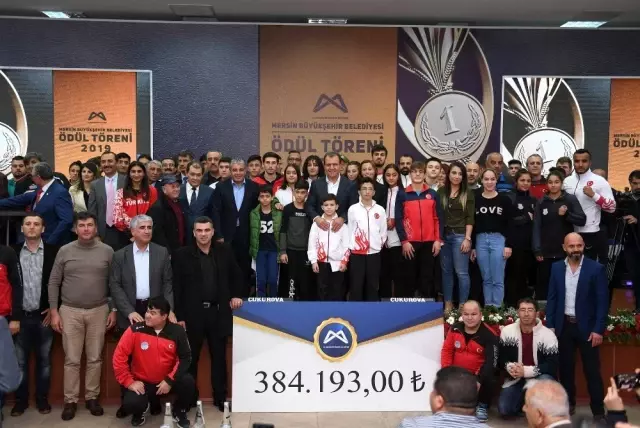 Başkan Seçer, başarılı sporcuları ödüllendirdi Başkan Seçer, başarılı sporcuları ödüllendirdi