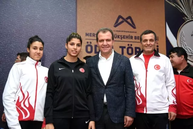 Başkan Seçer, başarılı sporcuları ödüllendirdi Başkan Seçer, başarılı sporcuları ödüllendirdi
