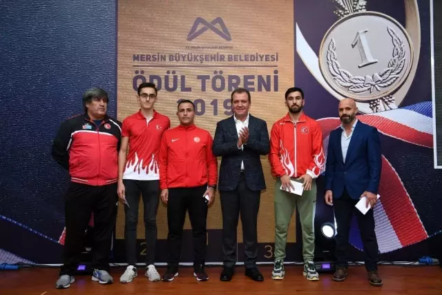 Başkan Seçer, başarılı sporcuları ödüllendirdi Başkan Seçer, başarılı sporcuları ödüllendirdi