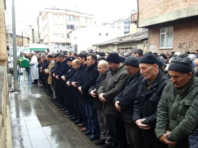 Bayburt'ta bıçaklanarak öldürülen kadının cenazesi defnedildi