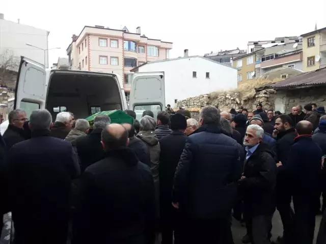 Bayburt'ta bıçaklanarak öldürülen kadının cenazesi defnedildi