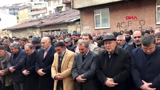 Bayburt'ta öldürülen kadın toprağa verildi Bayburt'ta öldürülen kadın toprağa verildi