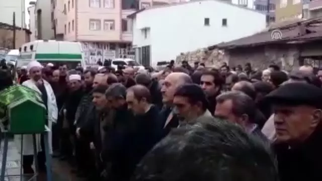 Bıçaklanarak öldürülen kadının cenazesi defnedildi