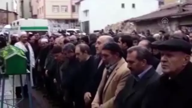 Bıçaklanarak öldürülen kadının cenazesi defnedildi