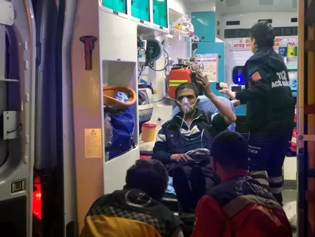 Çıkan yangında kardeşini son anda kurtardı