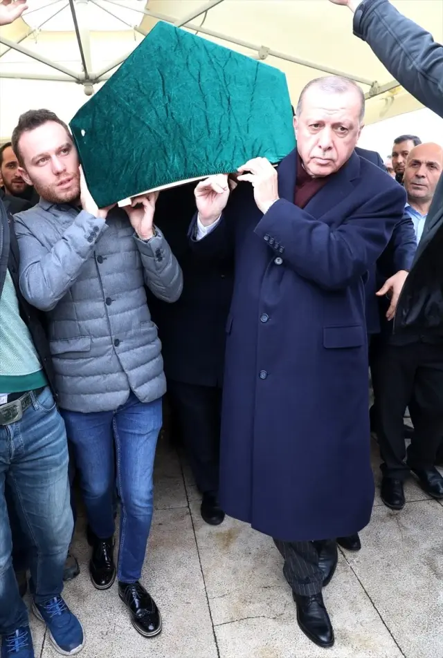 Cumhurbaşkanı Erdoğan aile yakınının cenazesine katıldı