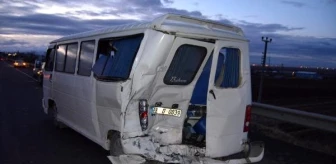 Emniyet şeridindeki minibüse, arkadan gelen minibüs çarptı: 8 yaralı