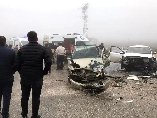 Hatay'da 3 otomobilin karıştığı zincirleme kaza: 1 ölü, 3 yaralı Hatay'da 3 otomobilin karıştığı zincirleme kaza: 1 ölü, 3 yaralı