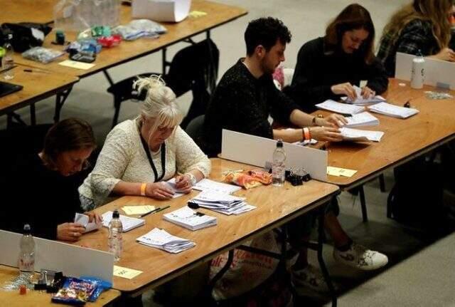 İngiltere'de sandık çıkış anketine göre Muhafazakar Parti tek başına iktidara geldi