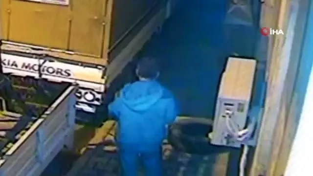 Kağıthane'de klima ünitesi çalmaya çalışan hırsız kamerada