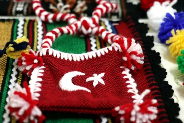 Köylü kadınlar ile yabancı öğrenciler Roman havası oynayarak