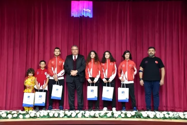 Manisa'da ailelere yönelik 'Bilinçli Aile Duyarlı Genç' semineri Manisa'da ailelere yönelik 'Bilinçli Aile Duyarlı Genç' semineri
