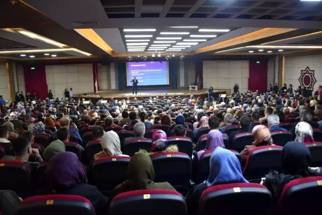Manisa'da ailelere yönelik 'Bilinçli Aile Duyarlı Genç' semineri Manisa'da ailelere yönelik 'Bilinçli Aile Duyarlı Genç' semineri