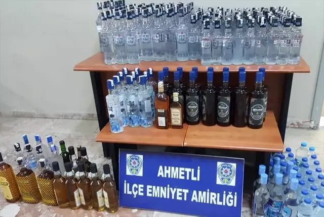 Manisa'da kaçak içki operasyonunda 3 şüpheli yakalandı Manisa'da kaçak içki operasyonunda 3 şüpheli yakalandı