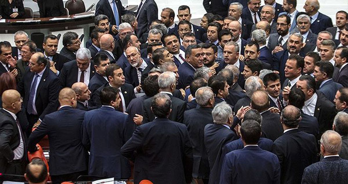 Meclis'te 15 Temmuz şehitleri tartışmasında kavga çıktı