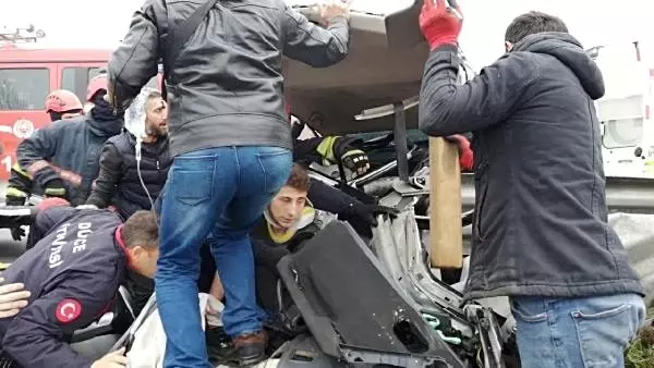 Otomobil bariyerlere çarptı; sürücü ile nişanlısı yaralı Otomobil bariyerlere çarptı; sürücü ile nişanlısı yaralı