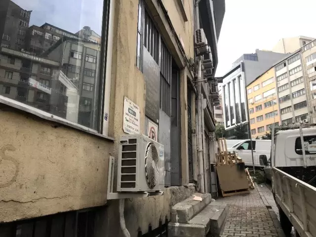 (Özel) Kağıthane'de klima ünitesi çalmaya çalışan hırsız kamerada