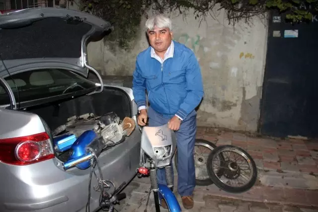 Polis, imamın çalınan motosikletini 12 yıl sonra bulup teslim etti Polis, imamın çalınan motosikletini 12 yıl sonra bulup teslim etti