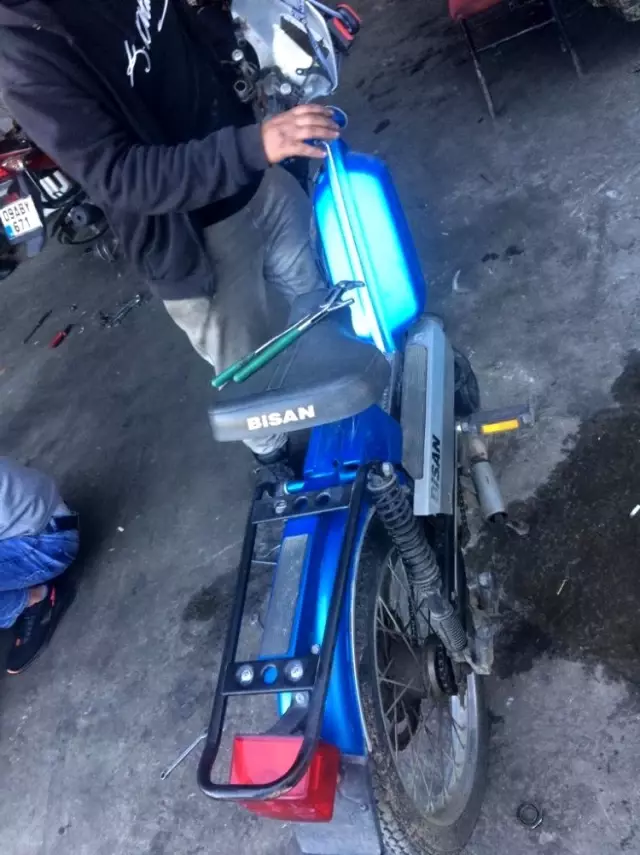 Polis, imamın çalınan motosikletini 12 yıl sonra bulup teslim etti Polis, imamın çalınan motosikletini 12 yıl sonra bulup teslim etti