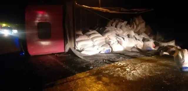 Sinop'ta un yüklü tır devrildi Sinop'ta un yüklü tır devrildi