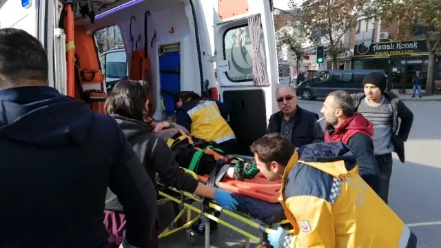 Yeni aldığı aracın direksiyonunu geçer geçmez yaşlı kadına çarptı Yeni aldığı aracın direksiyonunu geçer geçmez yaşlı kadına çarptı