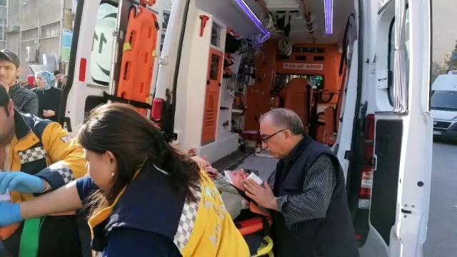 Yeni aldığı aracın direksiyonunu geçer geçmez yaşlı kadına çarptı Yeni aldığı aracın direksiyonunu geçer geçmez yaşlı kadına çarptı