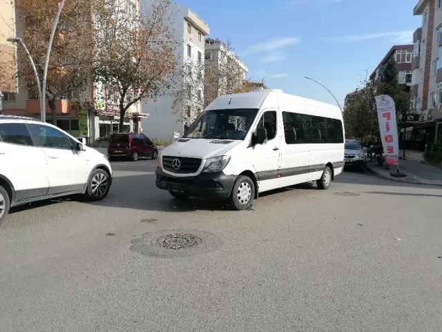 Yeni aldığı aracın direksiyonunu geçer geçmez yaşlı kadına çarptı Yeni aldığı aracın direksiyonunu geçer geçmez yaşlı kadına çarptı