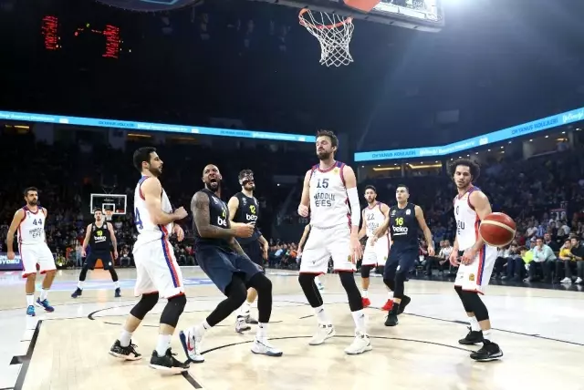 Anadolu Efes, Fenerbahçe Beko'yu yendi Anadolu Efes, Fenerbahçe Beko'yu yendi