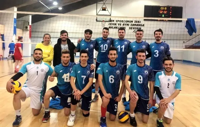 Bayburt Üniversitesi voleybol erkek takımı ikincilik elde etti
