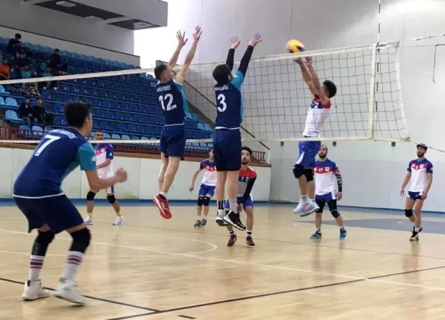 Bayburt Üniversitesi voleybol erkek takımı ikincilik elde etti
