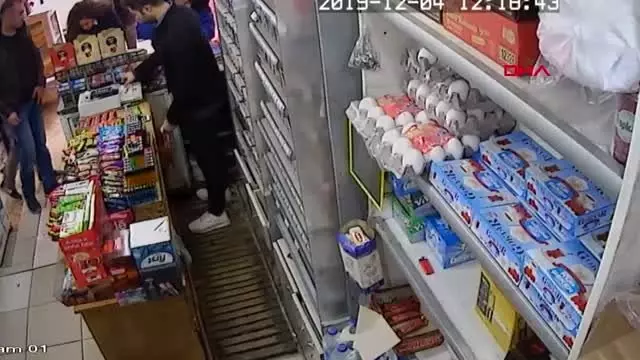 Cep telefonunu çaldı, güvenlik kamerasına yakalandı Cep telefonunu çaldı, güvenlik kamerasına yakalandı