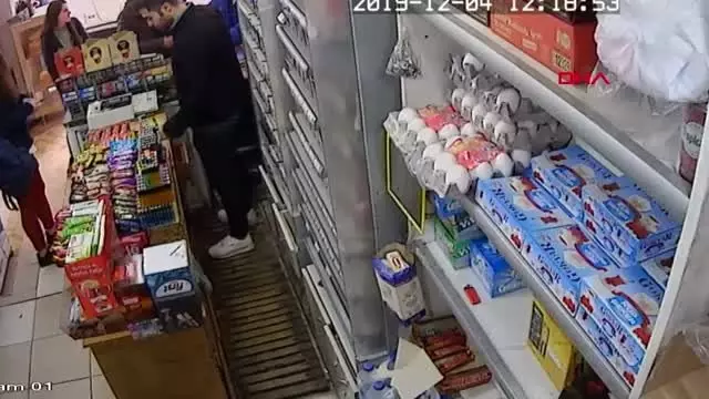Cep telefonunu çaldı, güvenlik kamerasına yakalandı Cep telefonunu çaldı, güvenlik kamerasına yakalandı