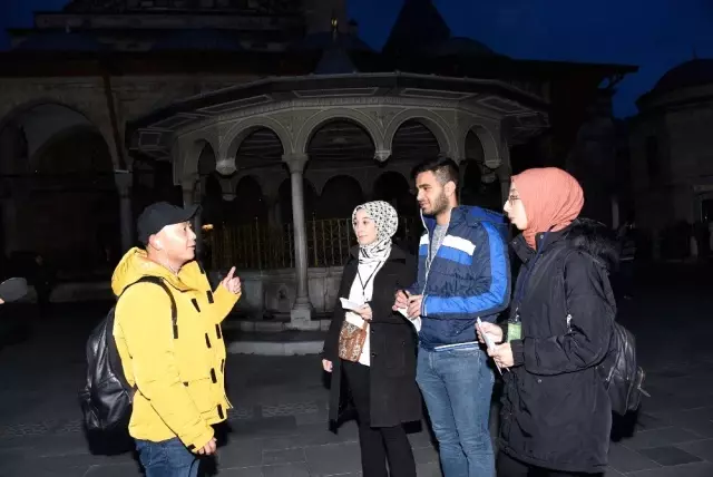 Gençler turistlerle konuşarak yabancı dillerini geliştiriyor Gençler turistlerle konuşarak yabancı dillerini geliştiriyor