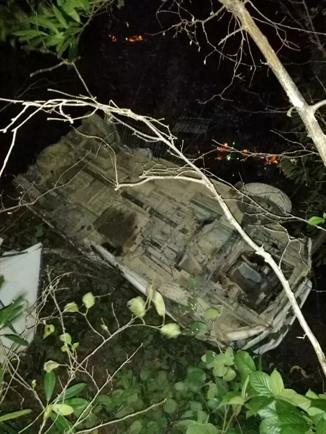 Giresun'da kamyonet dere yatağına devrildi: 2 yaralı