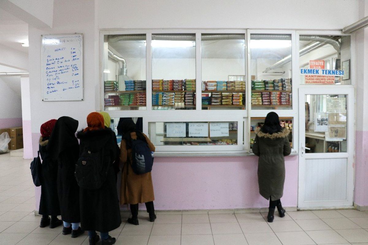 Gülmez: 'Okul kantinlerinde şırıngalı çikolata satılmıyor'
