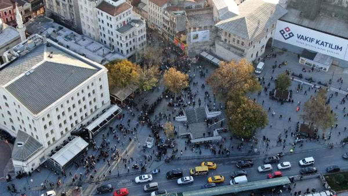 Eminönü'nde onlarca metrelik bilet kuyruğu oluştu