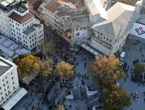 Eminönü'nde onlarca metrelik bilet kuyruğu oluştu Eminönü'nde onlarca metrelik bilet kuyruğu oluştu