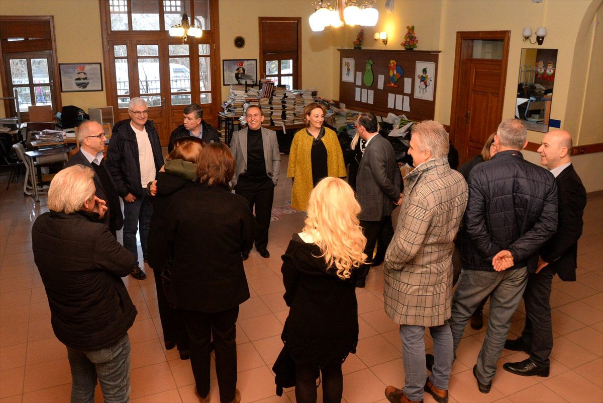 İlkokul arkadaşları 40 yıl sonra aynı sınıfta buluştu