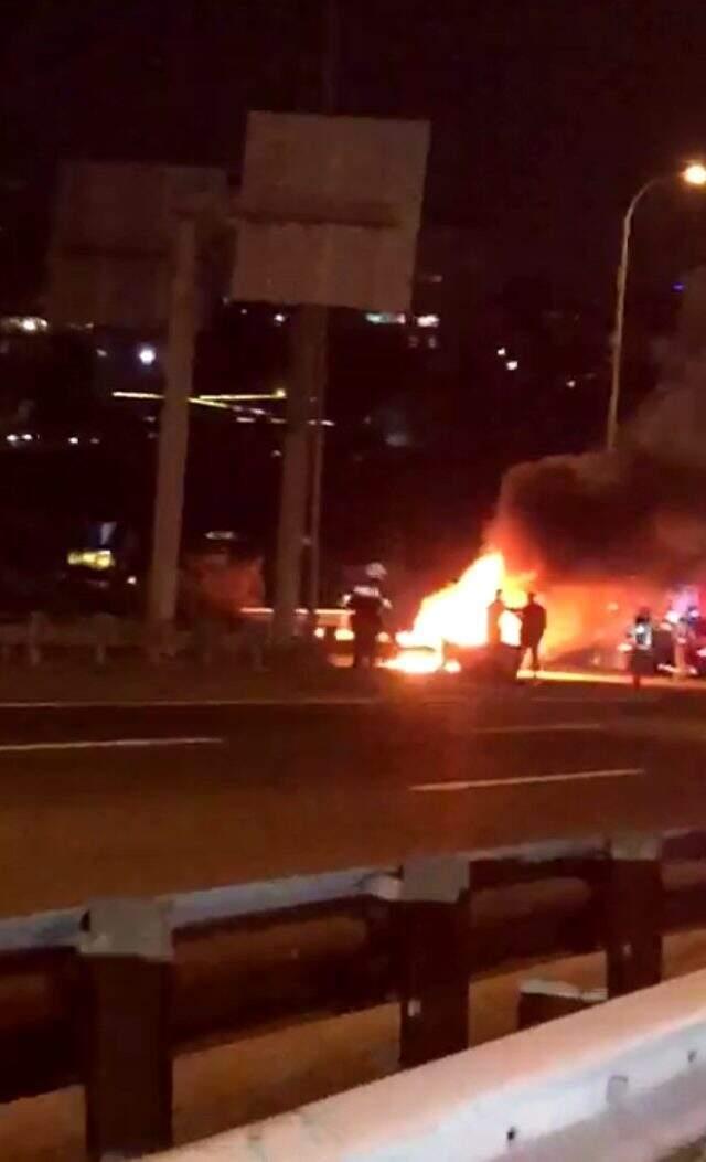 İstanbul'da 15 Temmuz Şehitler Köprüsü'nde yangın! Trafik durma noktasında