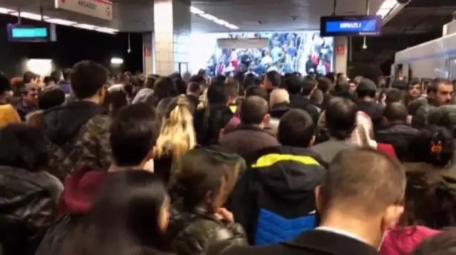İstanbul'da metro raydan çıktı! Seferler durdu, duraklarda yoğunluk oluştu