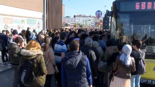 İstanbul'da metro hatlarında arıza! Seferler durdu, duraklarda yoğunluk oluştu